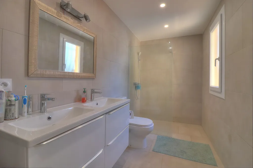 Salles de bain - Maison de Luxe avec Terrasse à Antibes