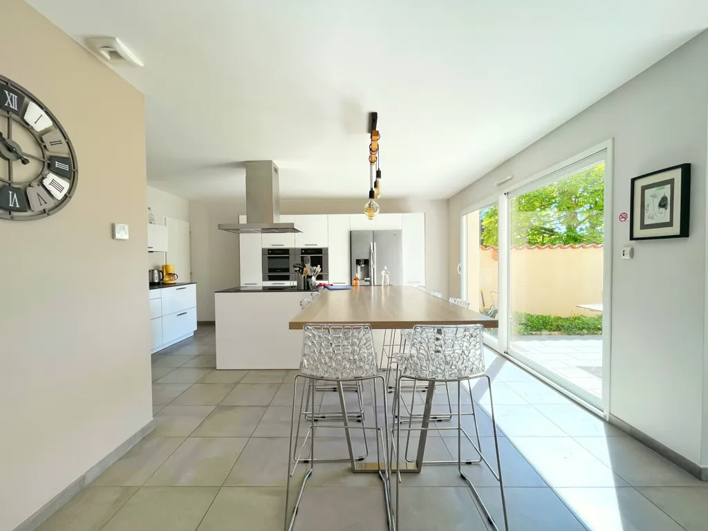 Cuisine - Villa Contemporaine avec Piscine au Calme