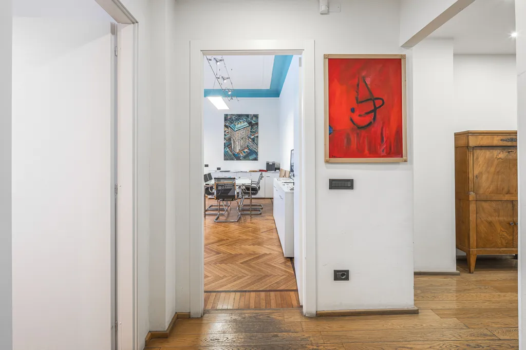 Esik - Office with Conversion Potential in Milan