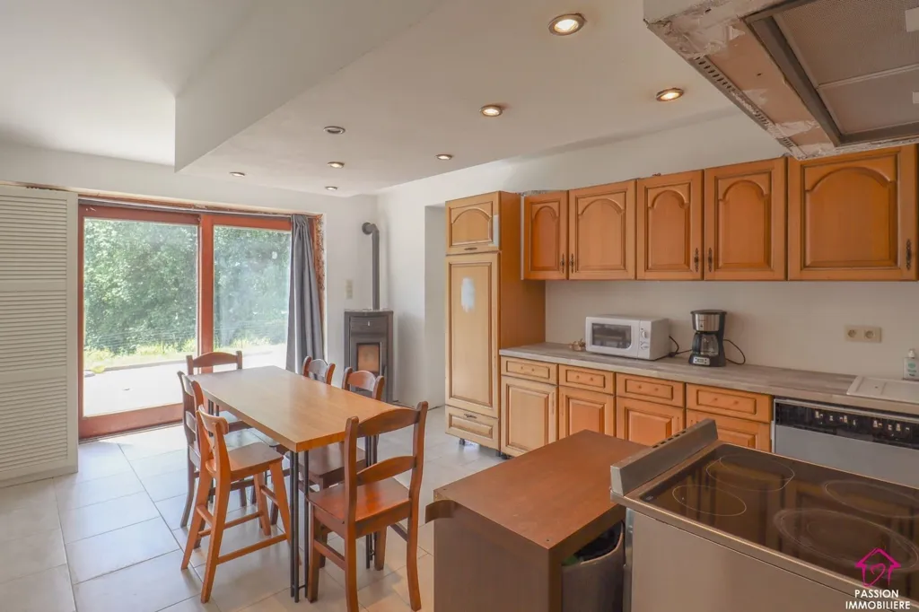 Cucina - Charming 3-Facade House with Garden in Scry