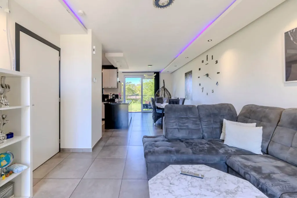 Séjour - Maison Moderne avec Espace Vert à Balen