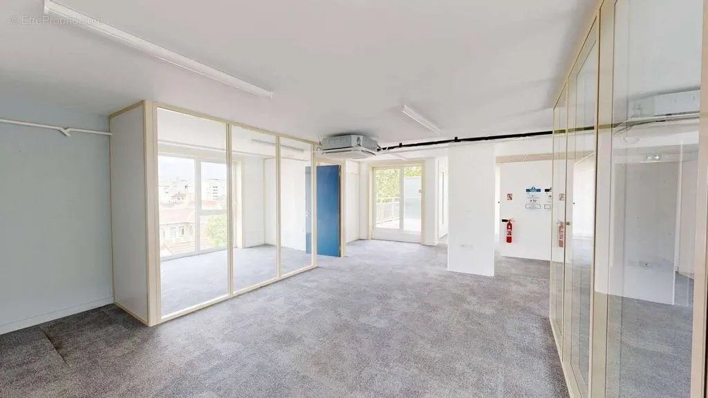 Kabinet - Office Building with Terraces in Vanves