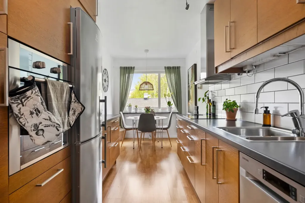 Köök - Spacious 2-Bedroom Apartment with Balcony in Kungsbacka