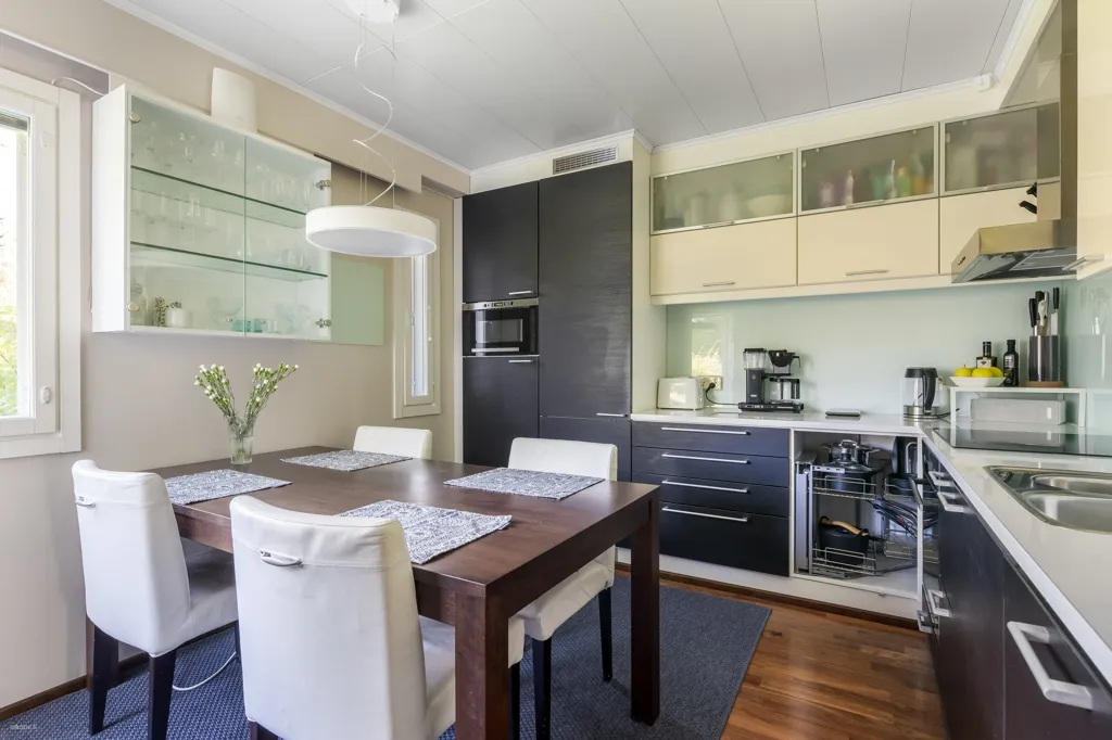Salle à manger - Modernised Apartment with Sauna in Leppävaara, Espoo