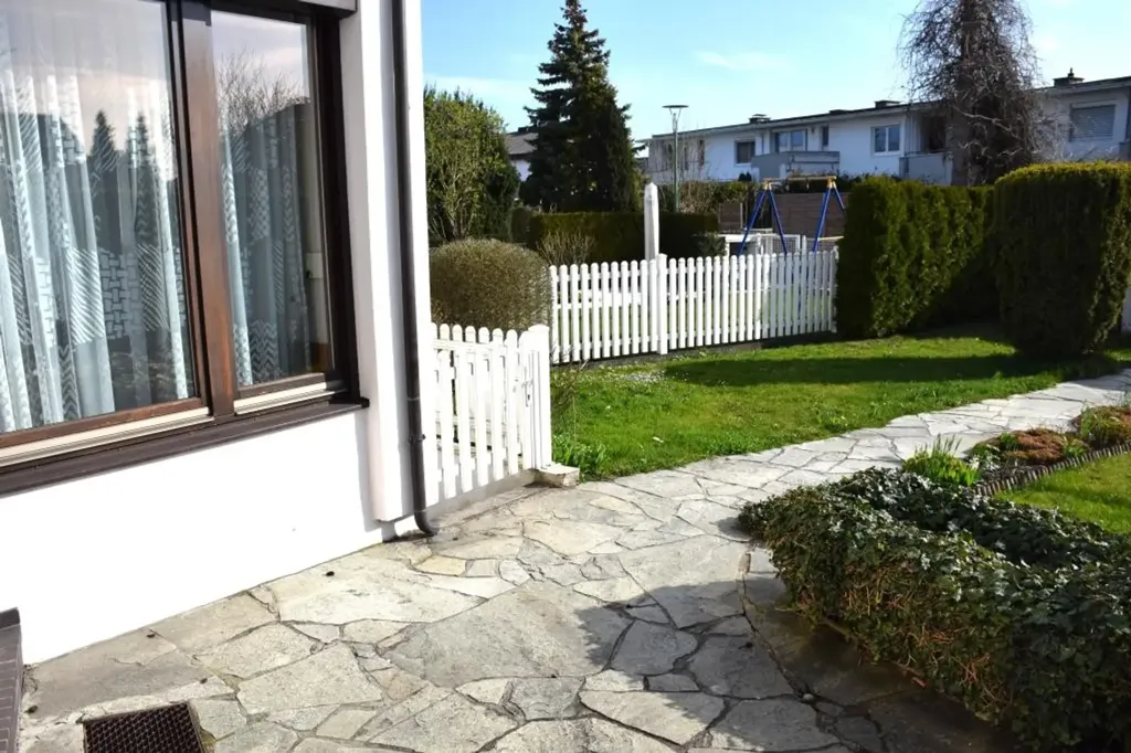 Aed - Terraced House with Garage in Central Location