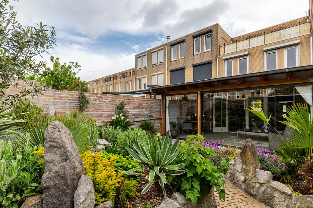 Aed - Estate-Style House with Balcony in De Strijp