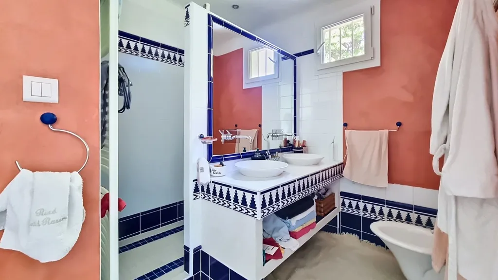 Salles de bain - Maison avec Piscine à Avignon, Proche des Remparts