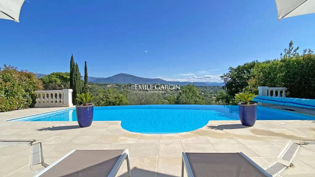 Piscine - Maison avec Vue Panoramique à Valbonne
