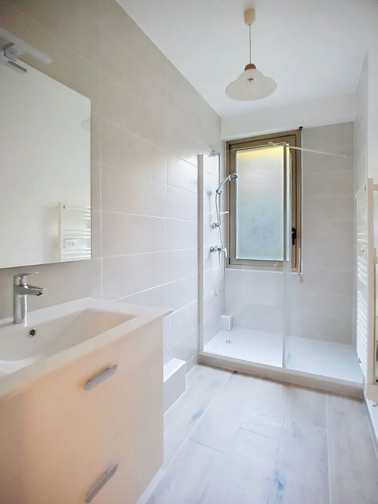 Salles de bain - Appartement 2 Pièces avec Parking à Étampes