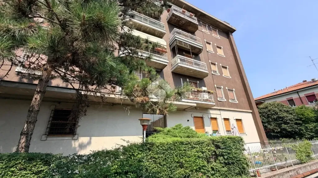 Esterno - Trilocale with Balcony in Brescia