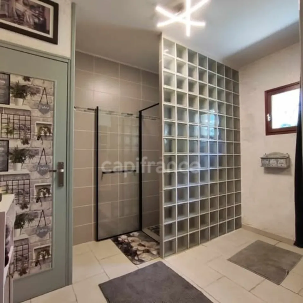 Vannitoad - Contemporary Home with Storage in Aoste