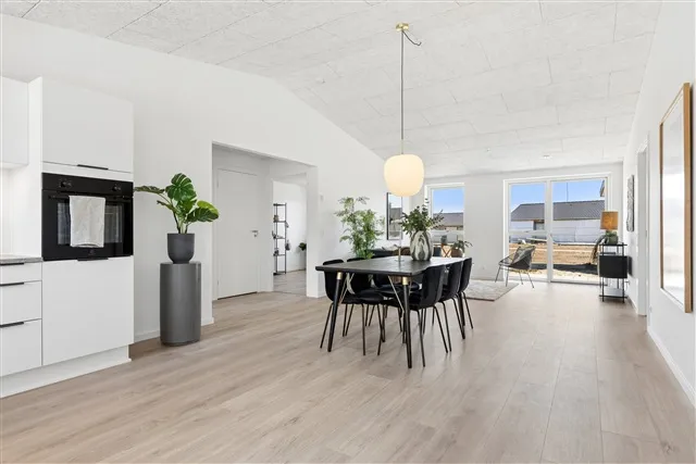 Söögituba - Contemporary House with Balcony in Slukefter