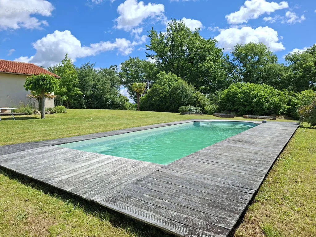 Piscine - Maison Rénovée avec Piscine à Mirande