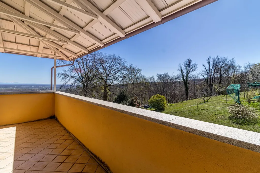 Terrazza - Villa indipendente con parco privato a Magnano