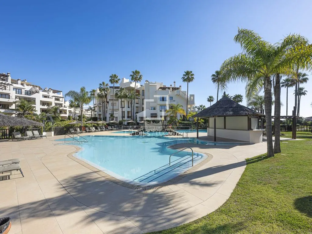 Piscine - Beachfront Apartment with Garden in Estepona