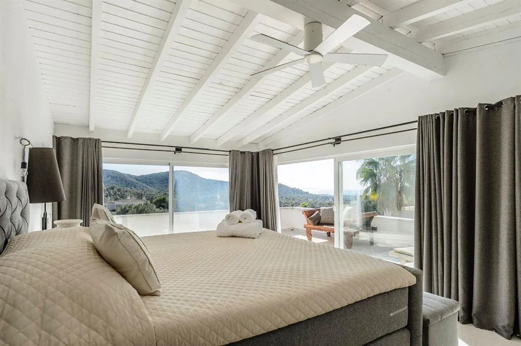 Chambres - Luxury Villa with Panoramic Views in Can Furnet