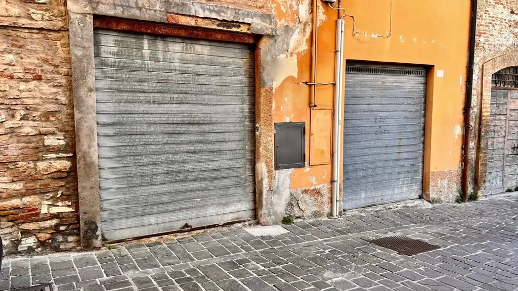 Välivaade - Historic Townhouse with Courtyard in Fabriano