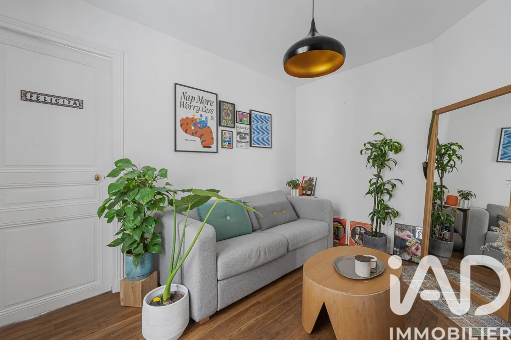 Séjour - Appartement Rénové avec Balcon au 10ᵉ Arrondissement