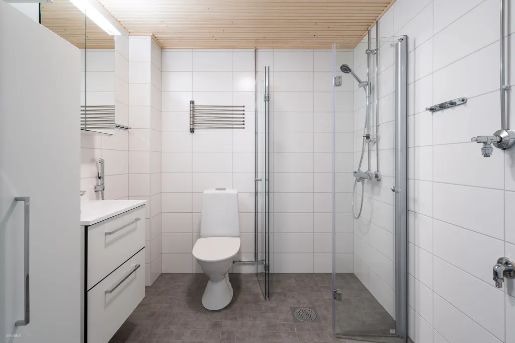 Salles de bain - Modern Apartment with Balcony in Lippajärvi, Espoo