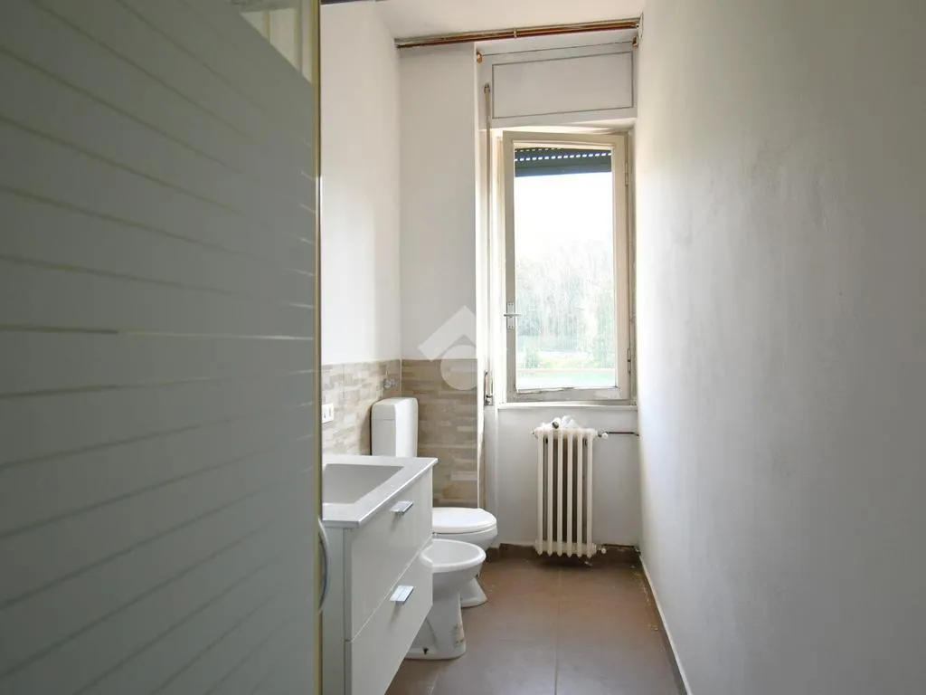 Salles de bain - Bright 3-Room Apartment with Balcony in Como