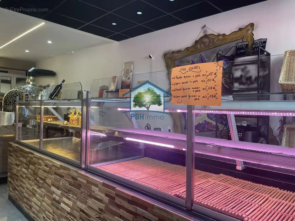 Toad - Commercial Property with Kitchen in Saint-Galmier Centre