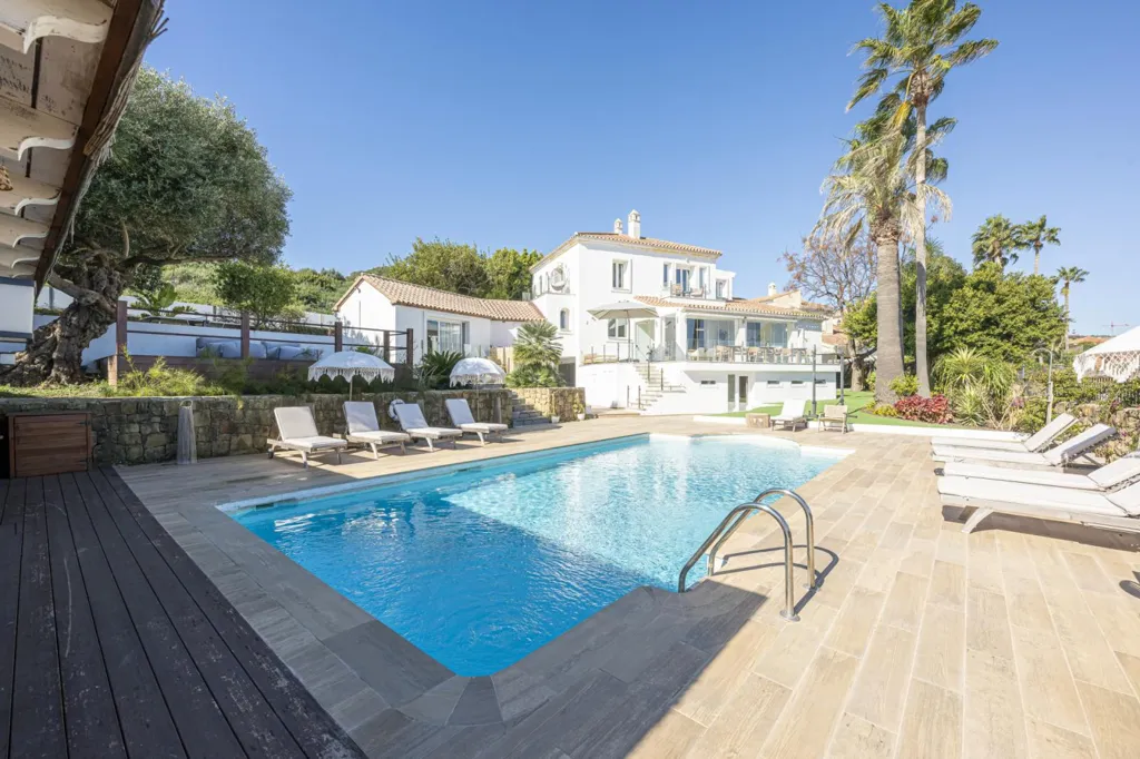 Piscine - Refurbished Villa with Sea Views in La Duquesa