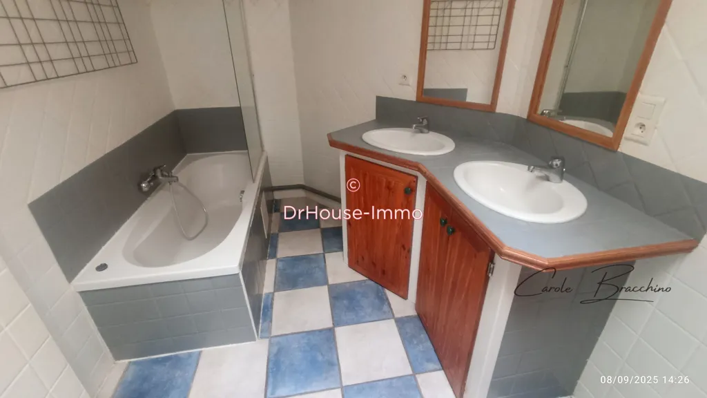 Salles de bain - Maison avec Patio et Grand Garage à Aigues-Mortes