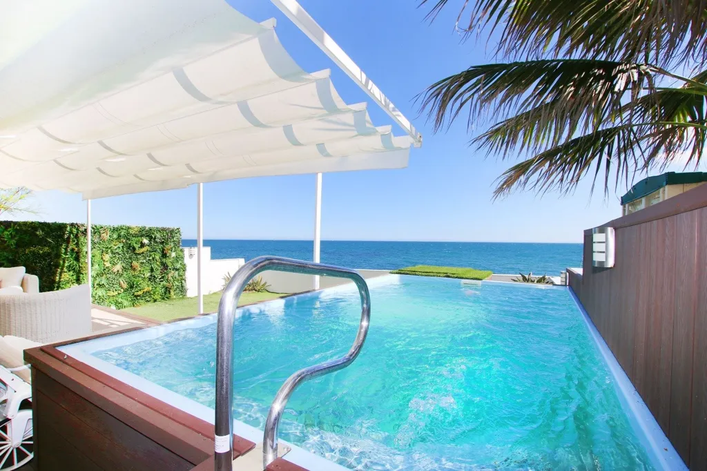 Piscine - Beachfront Duplex with Private Pool in Estepona