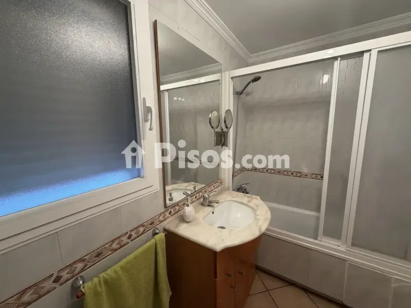 Bathrooms - Spacious Central Flat with Balcony in Calle de la Acequia