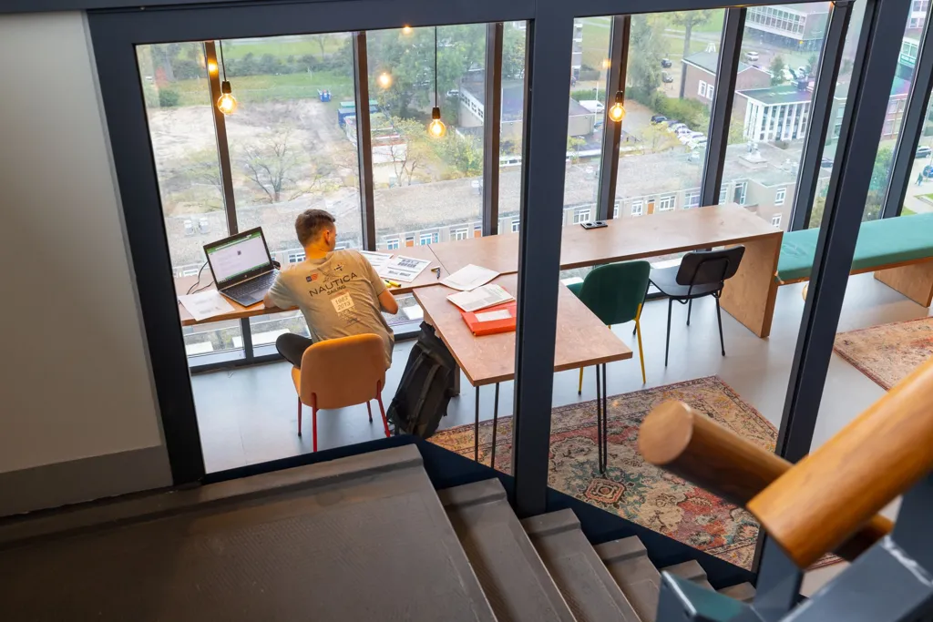 Bureau - Studio Apartment with Balcony in Rotterdam Vreewijk