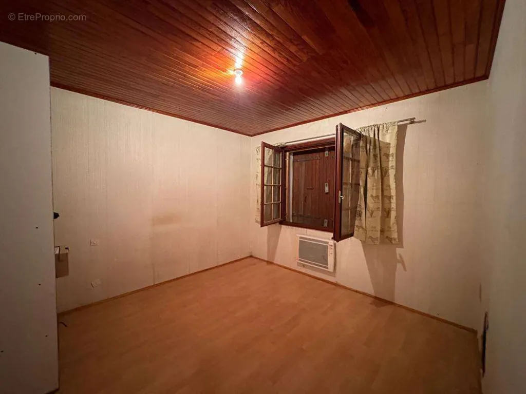 Pièces - Maison à rénover avec véranda à Thenac