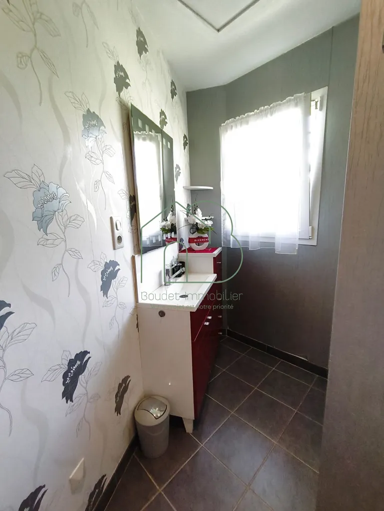 Salles de bain - Maison Contemporaine avec Piscine à Flagnac
