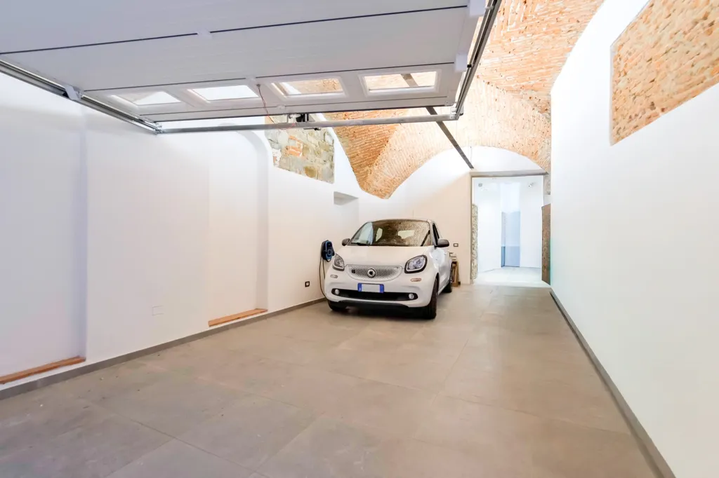Garage - Rustic Apartment with Historic View in Florence