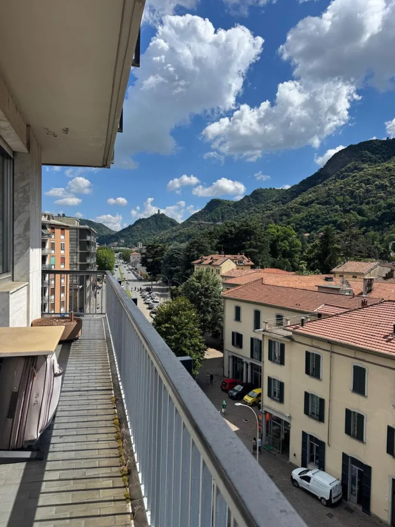 Rõdu - Spacious Apartment with Lake View in Como