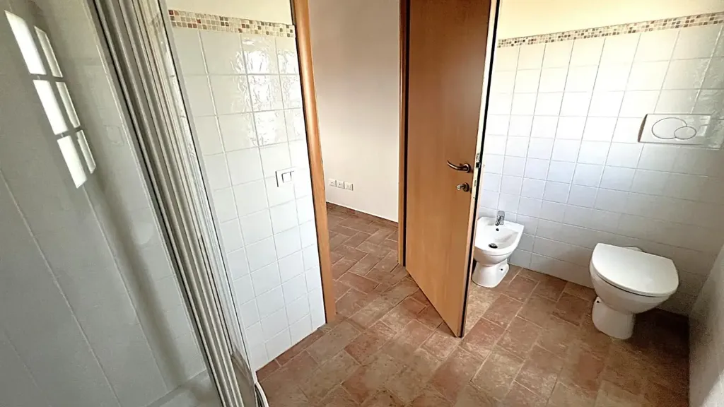 Salles de bain - Rustic-Style Penthouse with Panoramic Views in Cascina