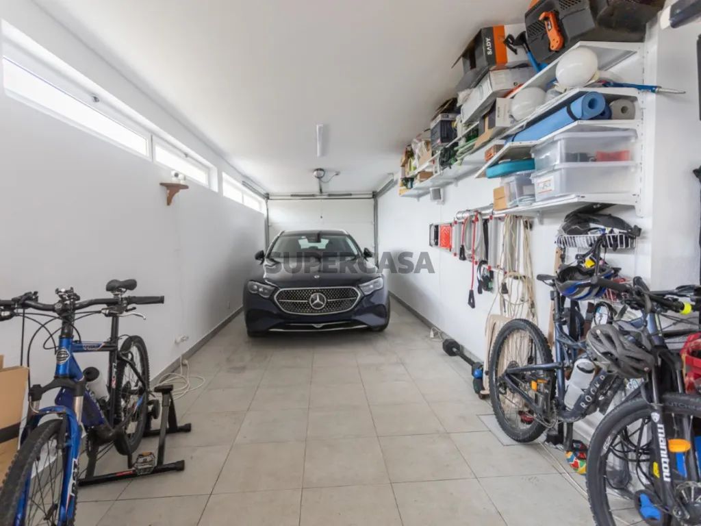 Garage - Luxury Villa with Garden in Sesimbra