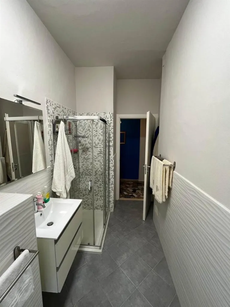 Salles de bain - Rearranged Apartment with Balcony in Legnano