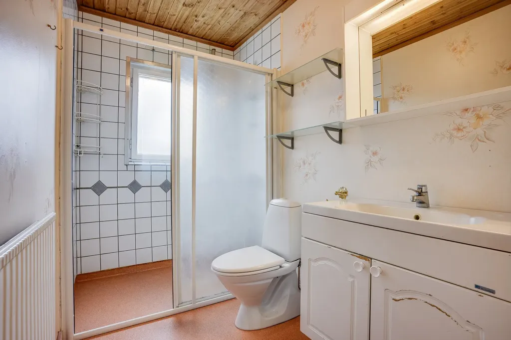 Salles de bain - Two-Unit House with Central Location in Vännäs