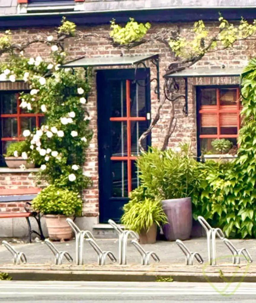Välivaade - Iconic Corner Building with Terrace in Eeklo