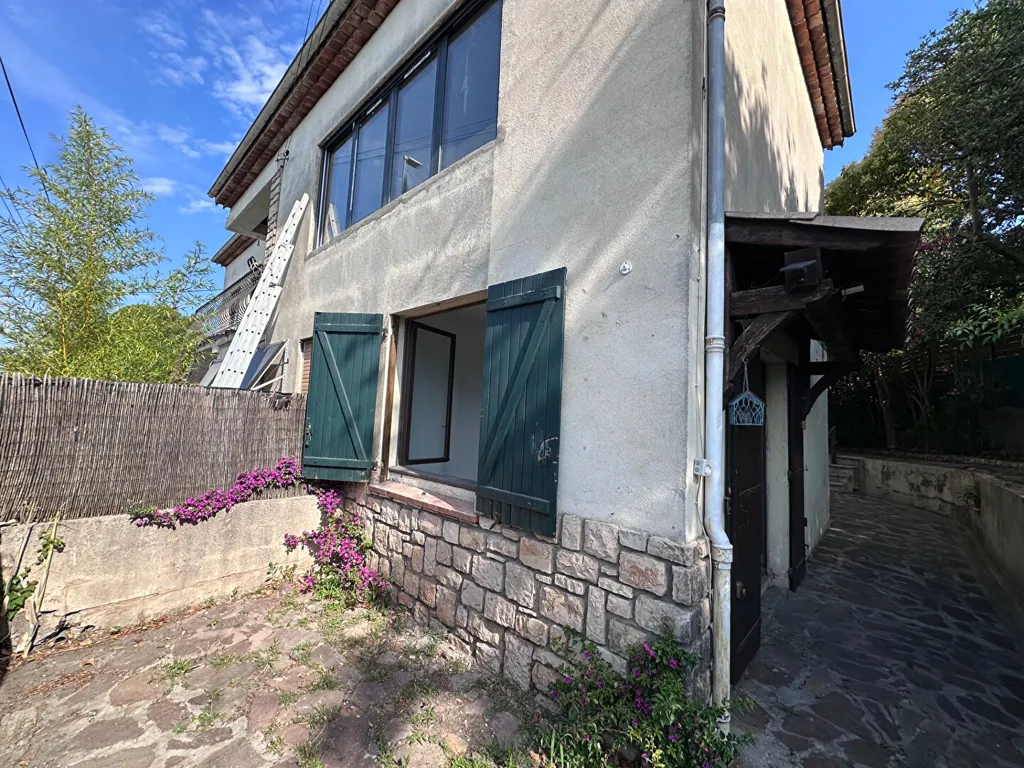 Exterior - Apartment with Private Garden near Saint-Raphaël