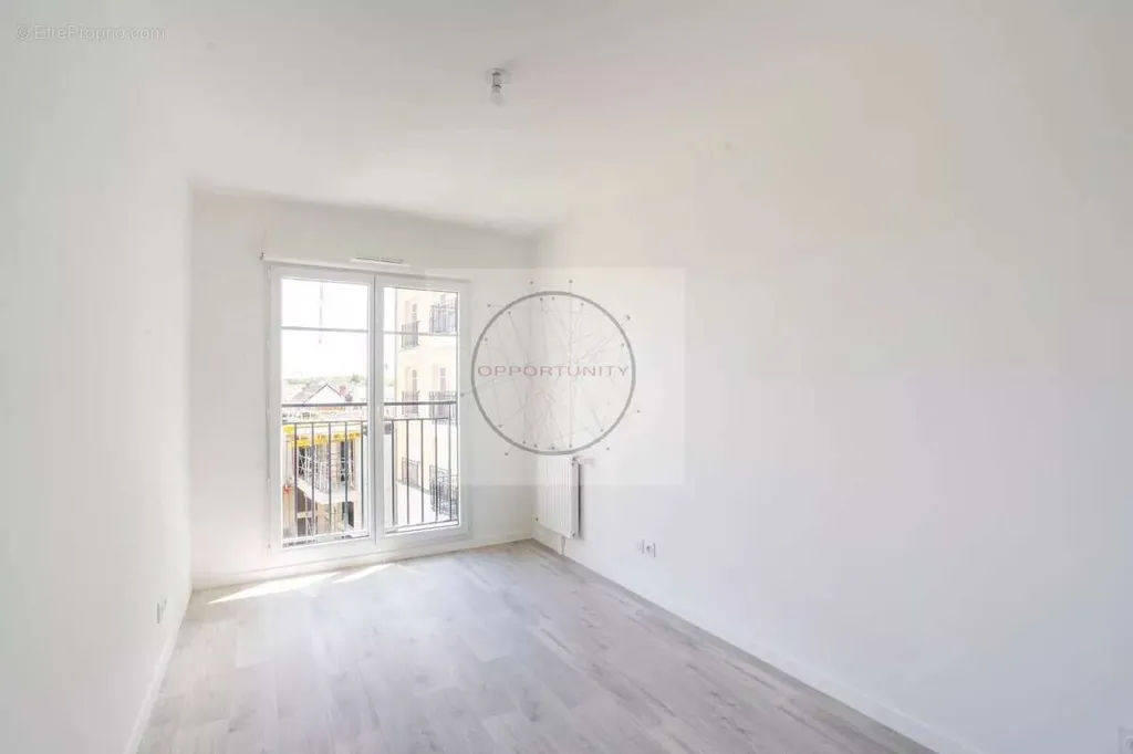 Rooms - 3-Bed Apartment with Balcony in Le Blanc-Mesnil