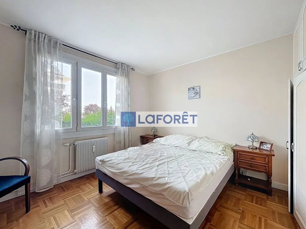 Bedrooms - Garden Apartment with Balcony in Saint-Dizier