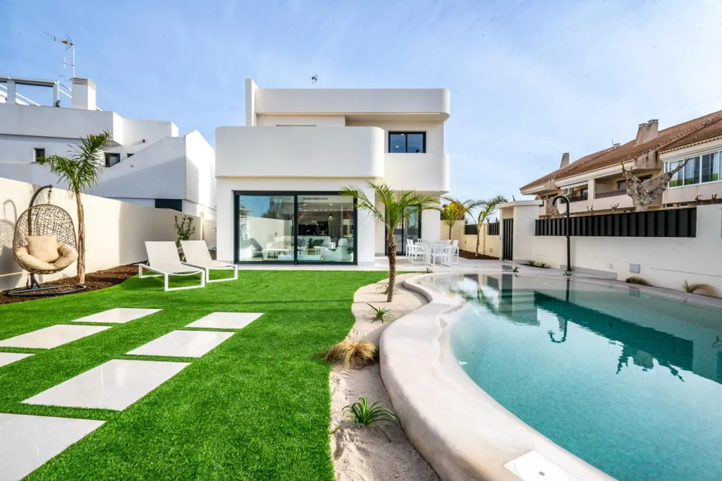 Piscina - Architectural Villa with Private Pool in Roldán