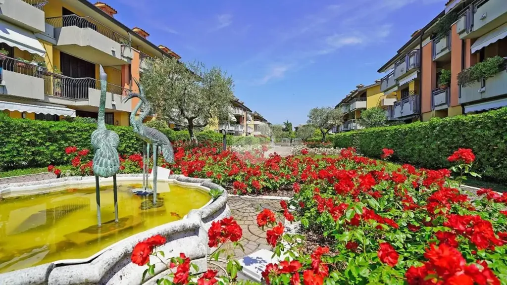 Rustic Apartment with Private Garden in Sirmione