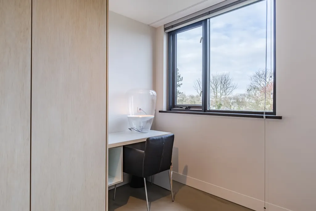 Bureau - Modern Tussenwoning with Water View in IJssel
