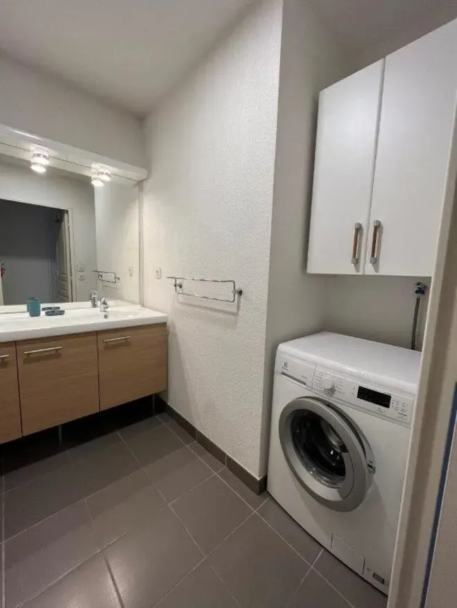 Buanderie - Appartement Meublé avec Balcon et Garages à Proximité de Grand Clément