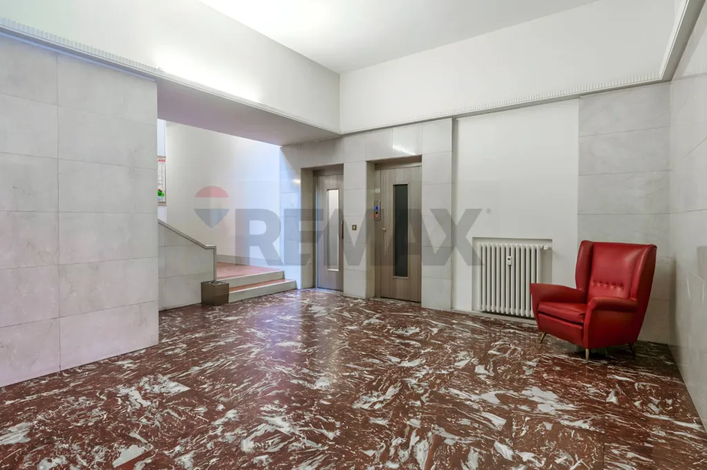 Entrée - Rustic Triplex with Balcony in Brescia