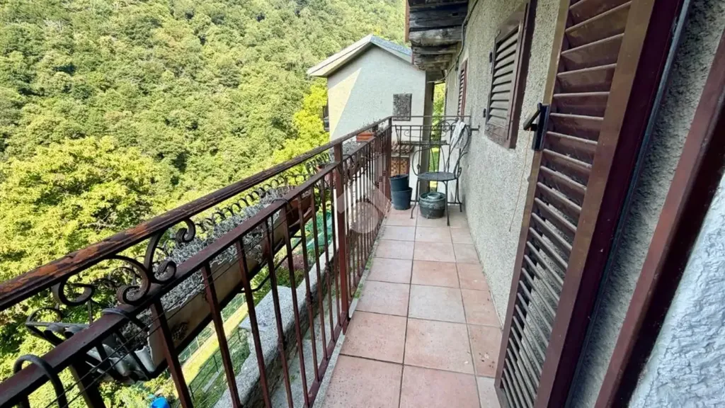 Balcon - Historic Semidetached House with Balconies in Urida