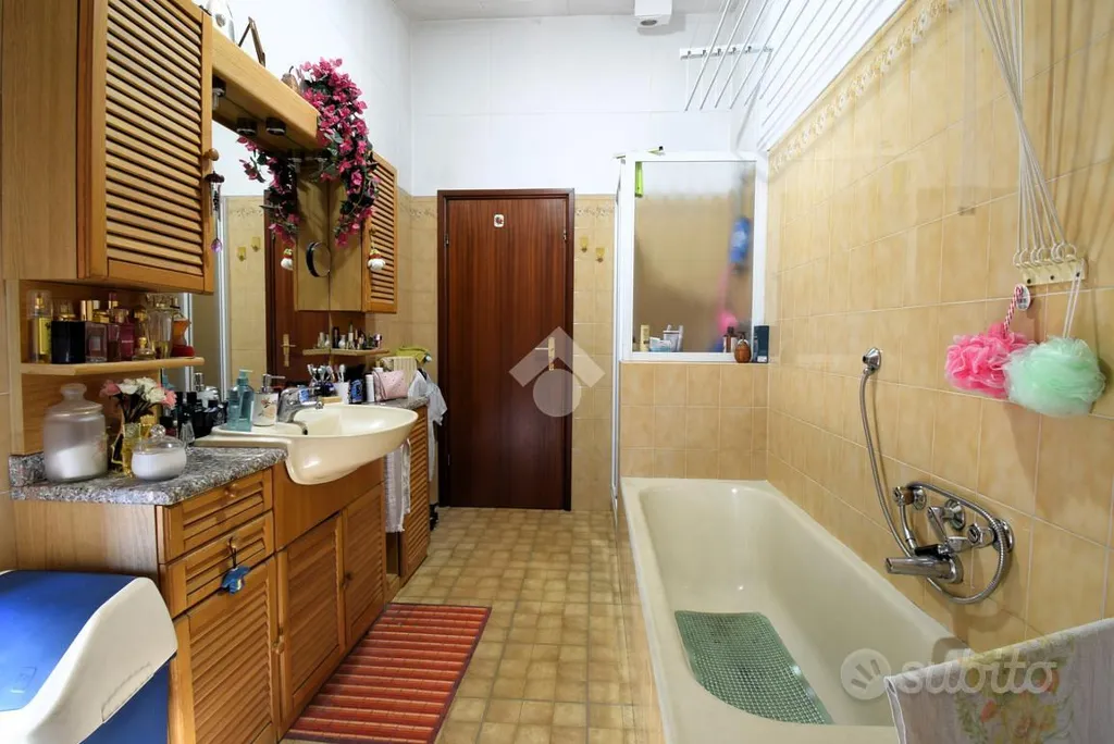 Salles de bain - Top Floor Apartment with Balconies in Rozzano