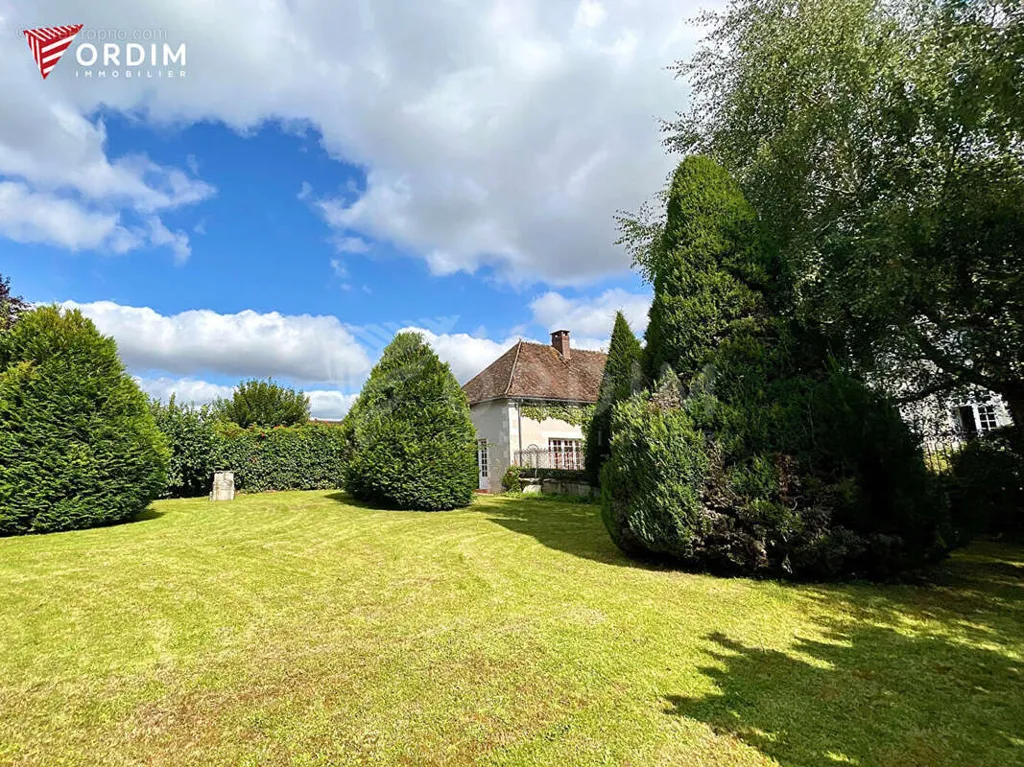 Aed - Historic Manor with Courtyard in Puisaye